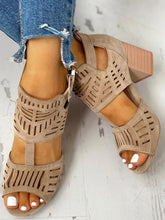 Sandalen mit ausgehöhltem Blockabsatz